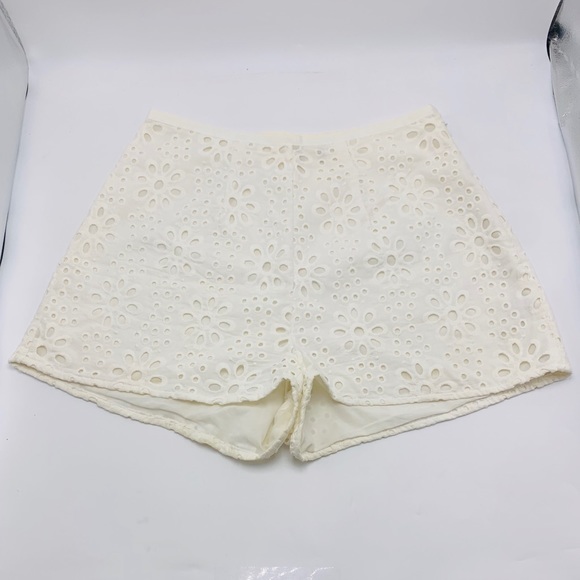 Dolce Vita Pants - EUC Dolce Vita White Flower Eyelet Shorts